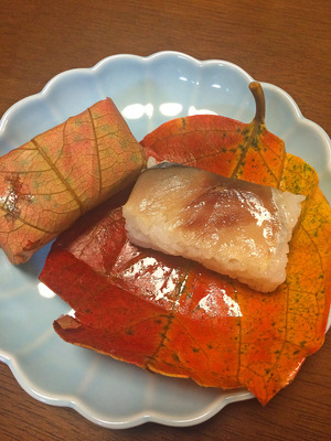 紅い柿の葉寿司