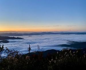 来日岳山頂から見る夜明け前の雲海