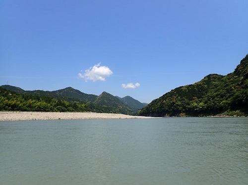 色合い豊かな熊野川