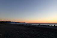 初日の出を待つ人々が並ぶ夜明け前の七里御浜