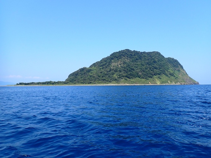 青い海に浮かぶ冠島全景