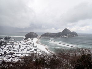 ジャジャ山展望台から見下ろした竹野浜と猫崎半島の雪景色