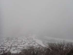 強い西風と雪で吹雪き一気に視界が悪くなる