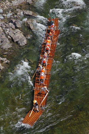 北山川をいく観光筏