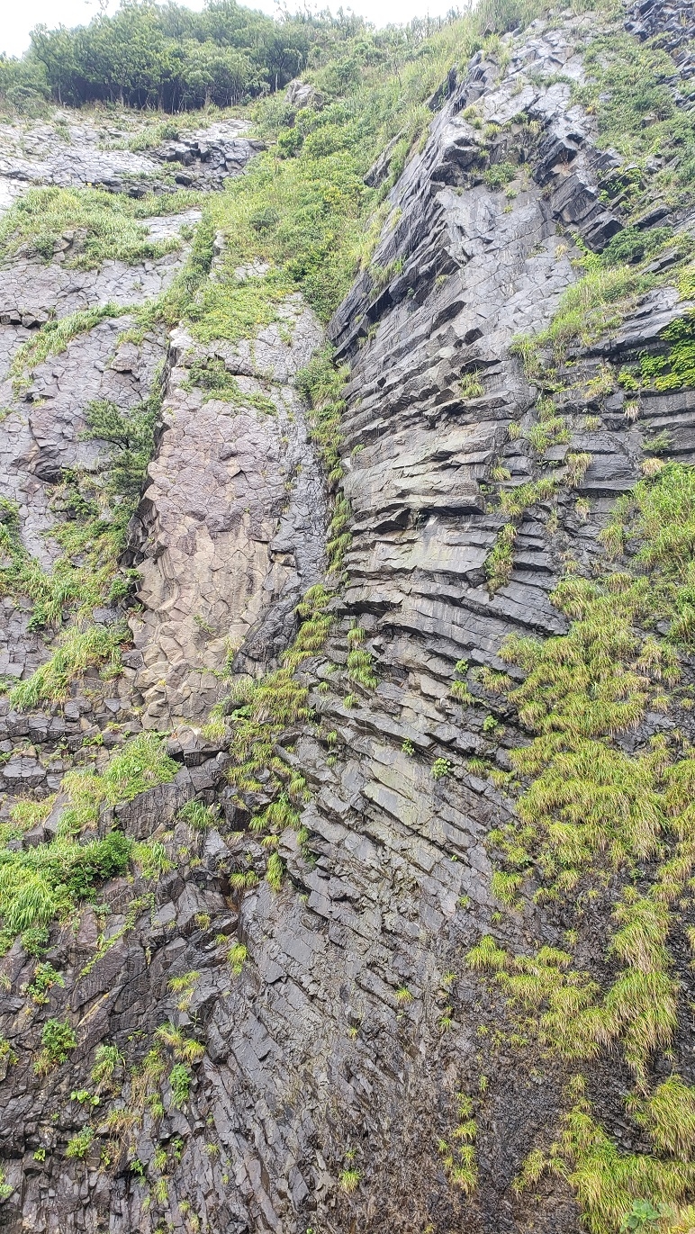 滝ヶ磯　壮大な岩崖に柱状節理が発達