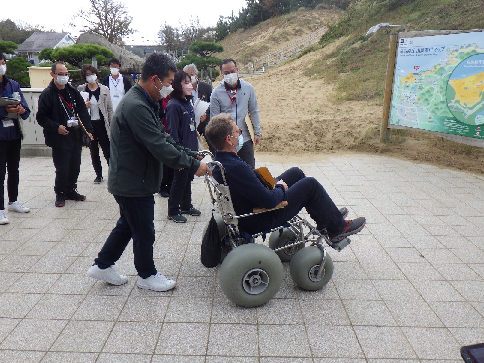 砂丘用車椅子の体験試乗