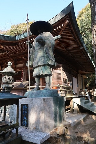 寺内にある大師の像