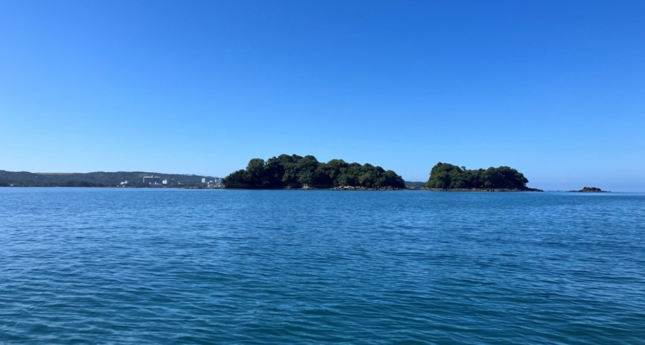 青い海に浮かぶ天然記念物の島・神島