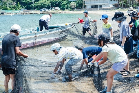 網に駆け寄る子ども達