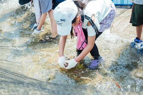 魚を捕まえる子ども達