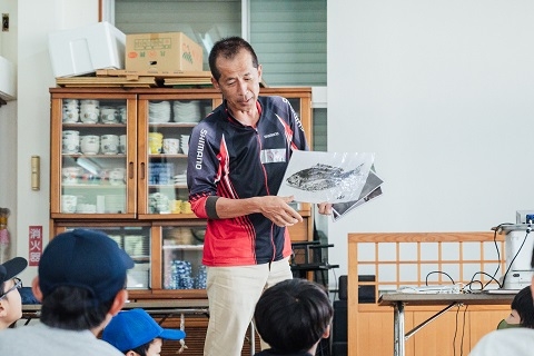 増田さんから魚拓の作り方を教えてもらいます