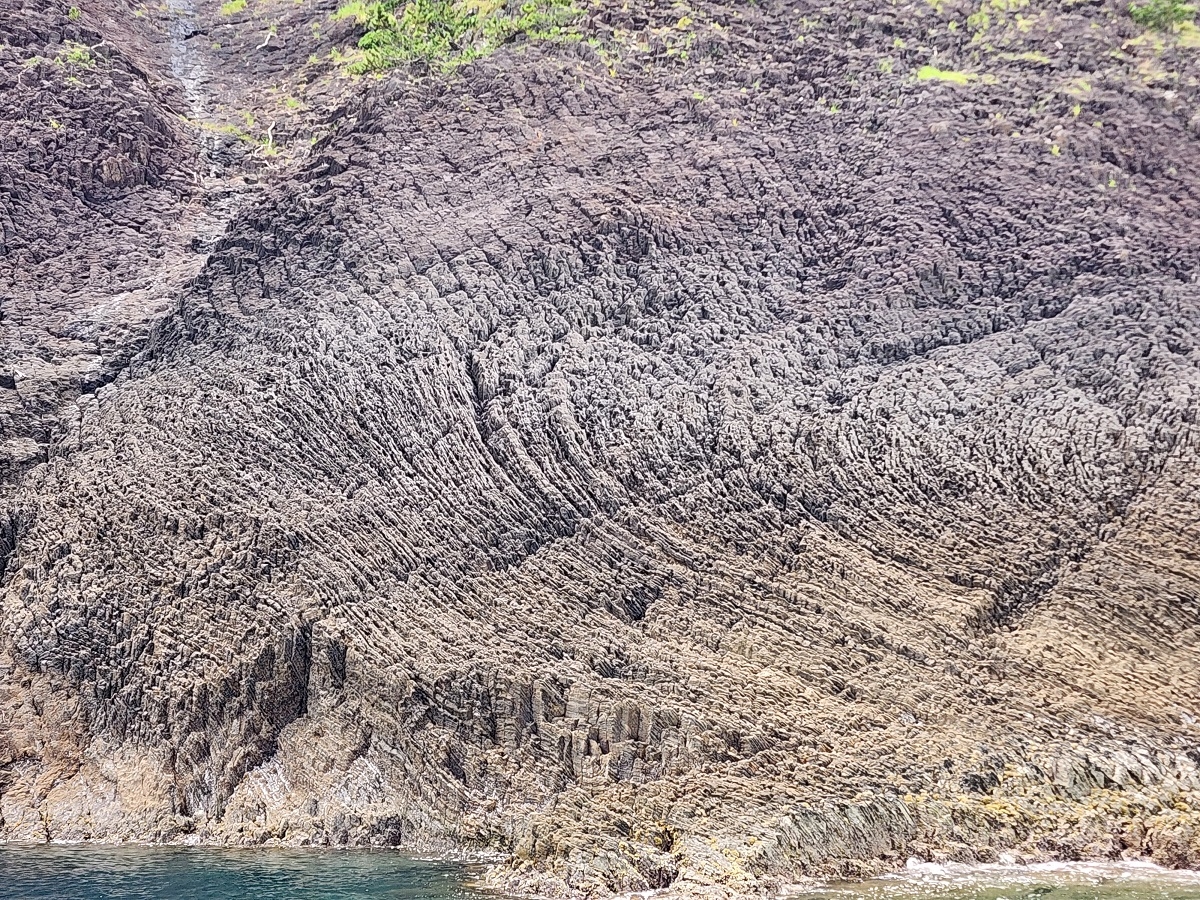 宇日流紋岩の流理拡大