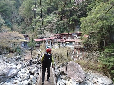 渓谷沿いに山小屋