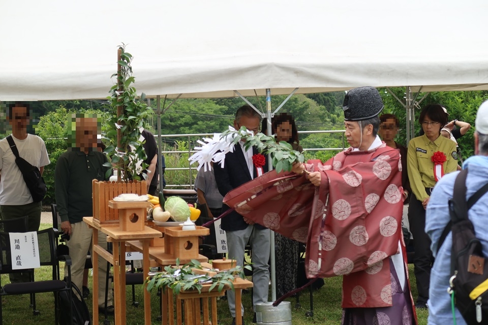 お祓いをする宮司さん