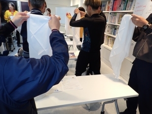 三角巾を畳む