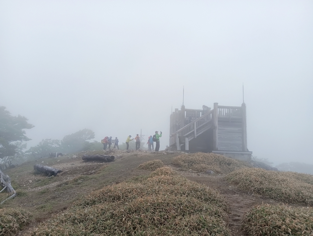 霧がかった日出ヶ岳
