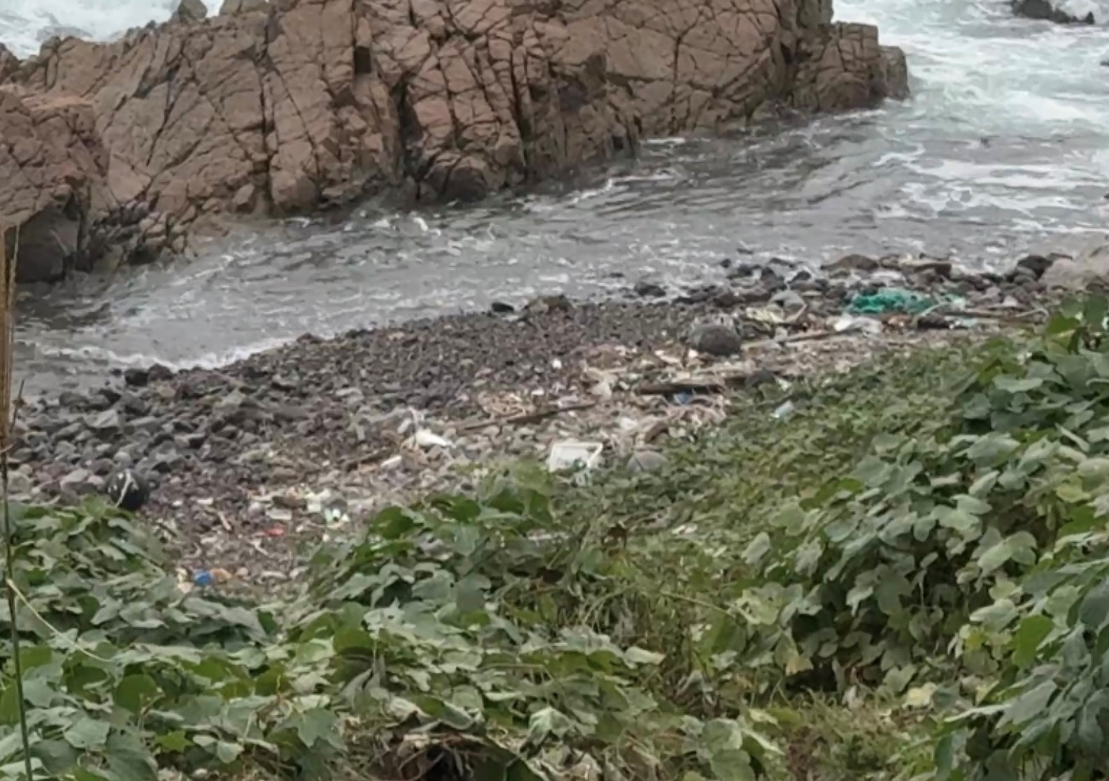 展望台から見下ろした浜にはたくさんの漂着ゴミが見える  