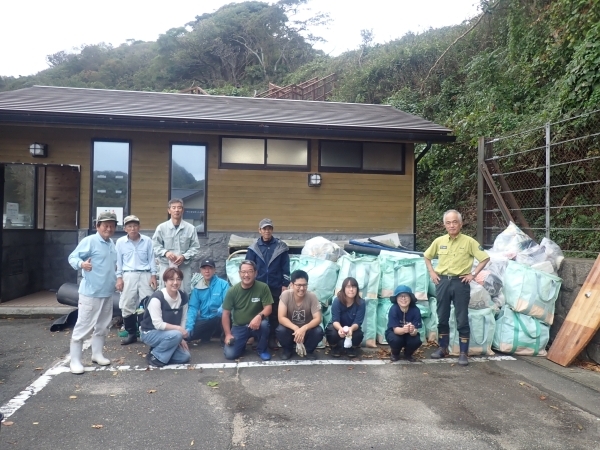 回収したゴミと一緒に撮影