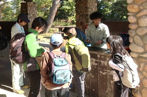 イベント当日の受付に参加者が集まる様子