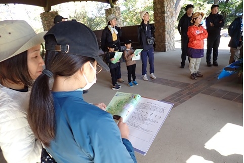 開会式の挨拶を聞く子ども達