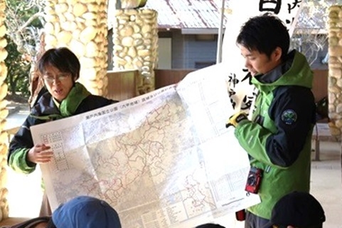 レンジャーより国立公園区域図を用いて国立公園の説明を行う様子