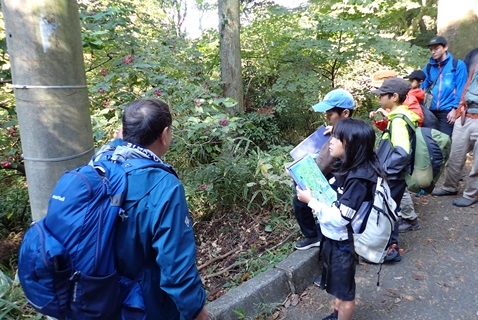 講師からクサギの独特のにおいの説明を受ける様子