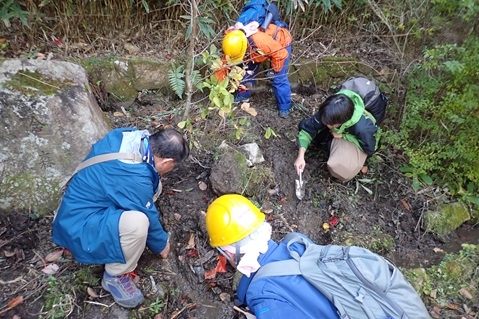 他の講師の皆さんも子ども達と一緒に手入れする様子