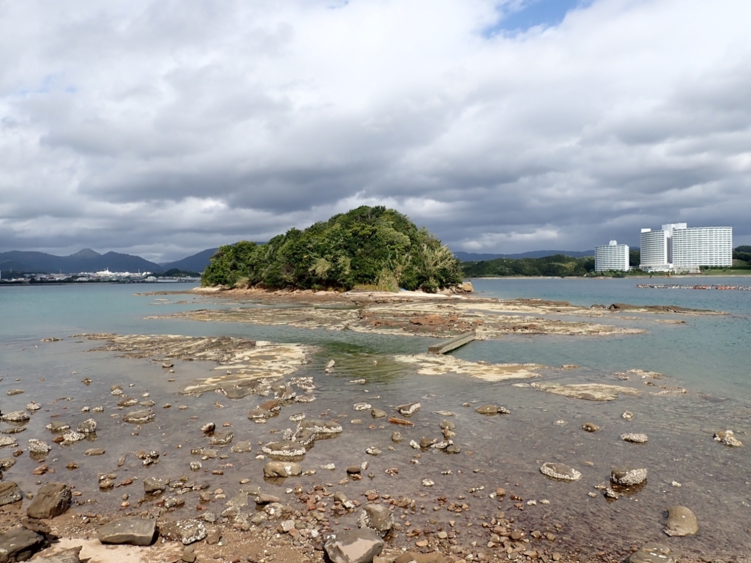 潮が満ちてきた鳥の巣半島の遠景