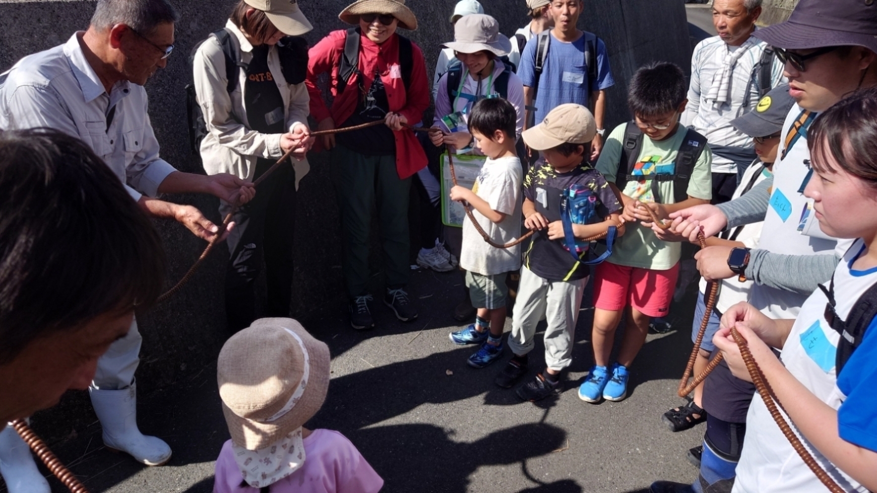 地域の大数珠をみんなで触る