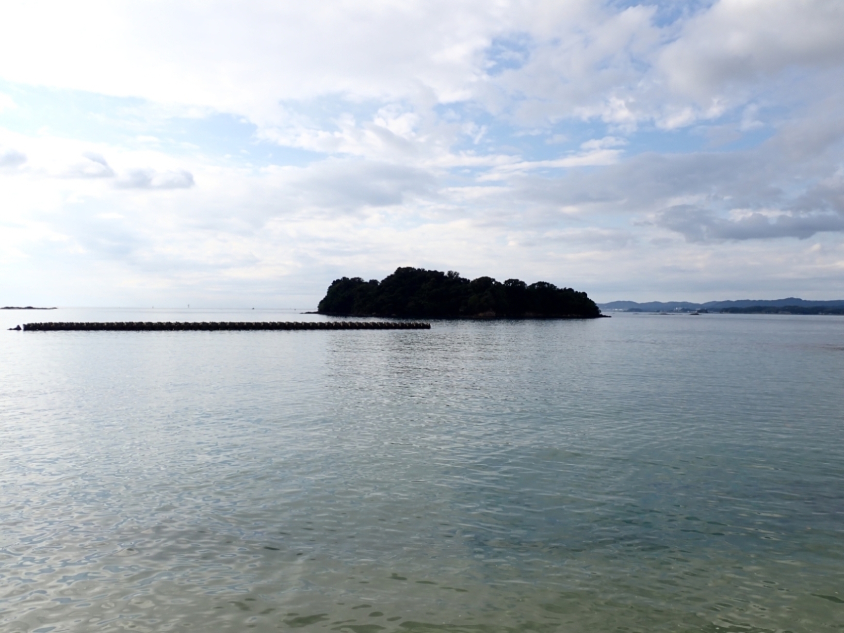 沖に浮かぶ神島