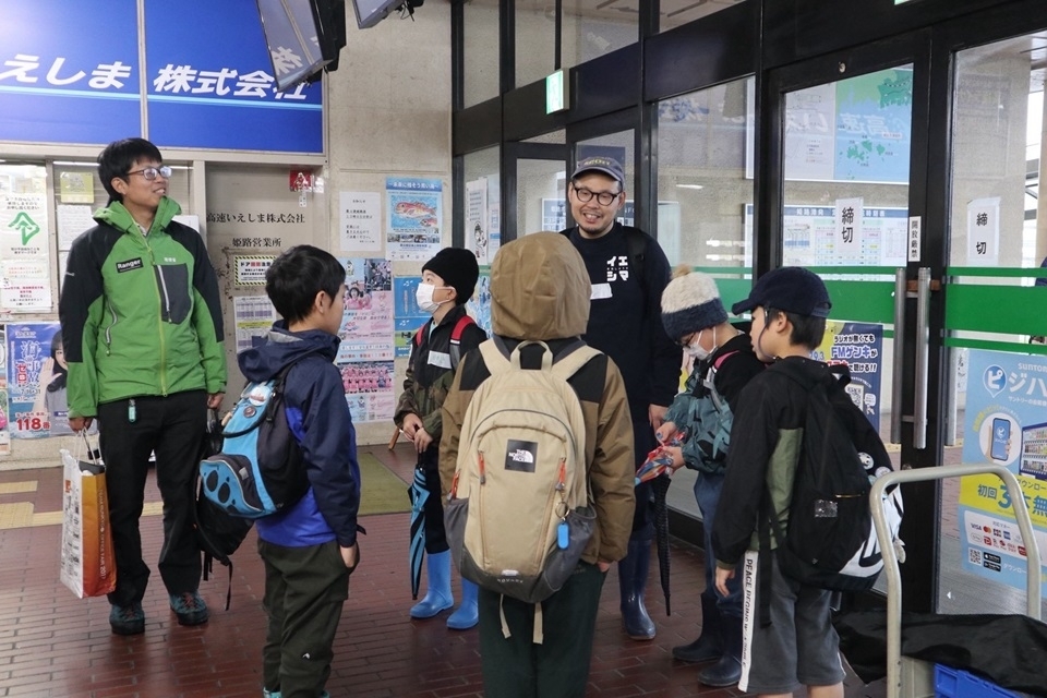 参加者が集まる様子