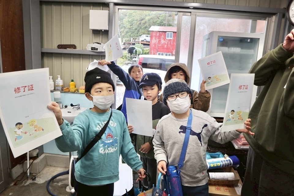 修了証をもらって記念撮影をする子ども達の様子