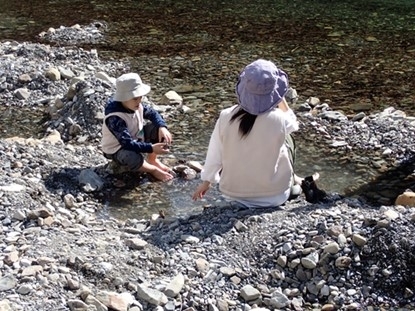 即席の足湯を体験する参加者