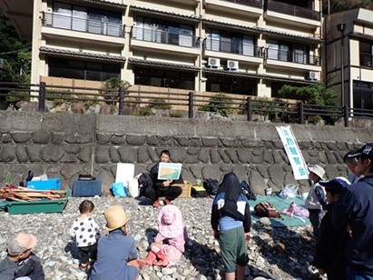 川湯の説明を聞く参加者