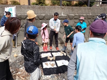河原の石を調べる参加者
