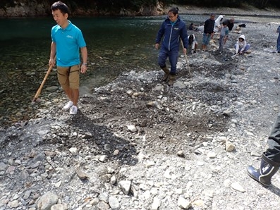 足湯を作った河原の整地作業