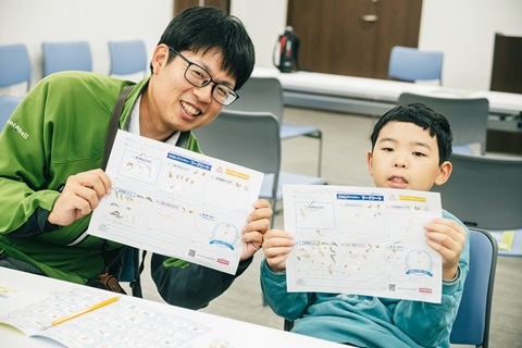 見つけたちりめんモンスターと一緒に記念撮影する様子