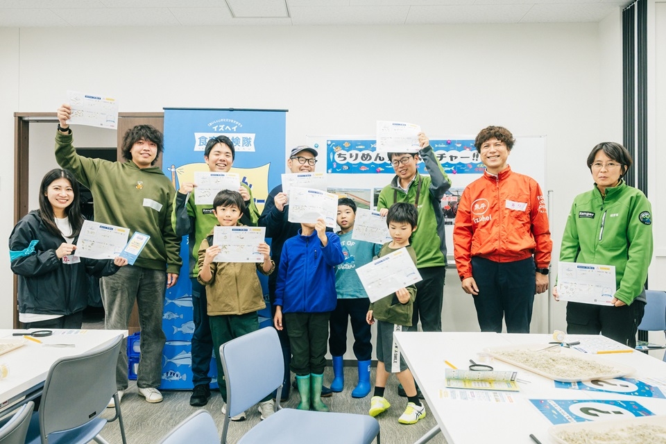 記念撮影をする子ども達とスタッフの様子