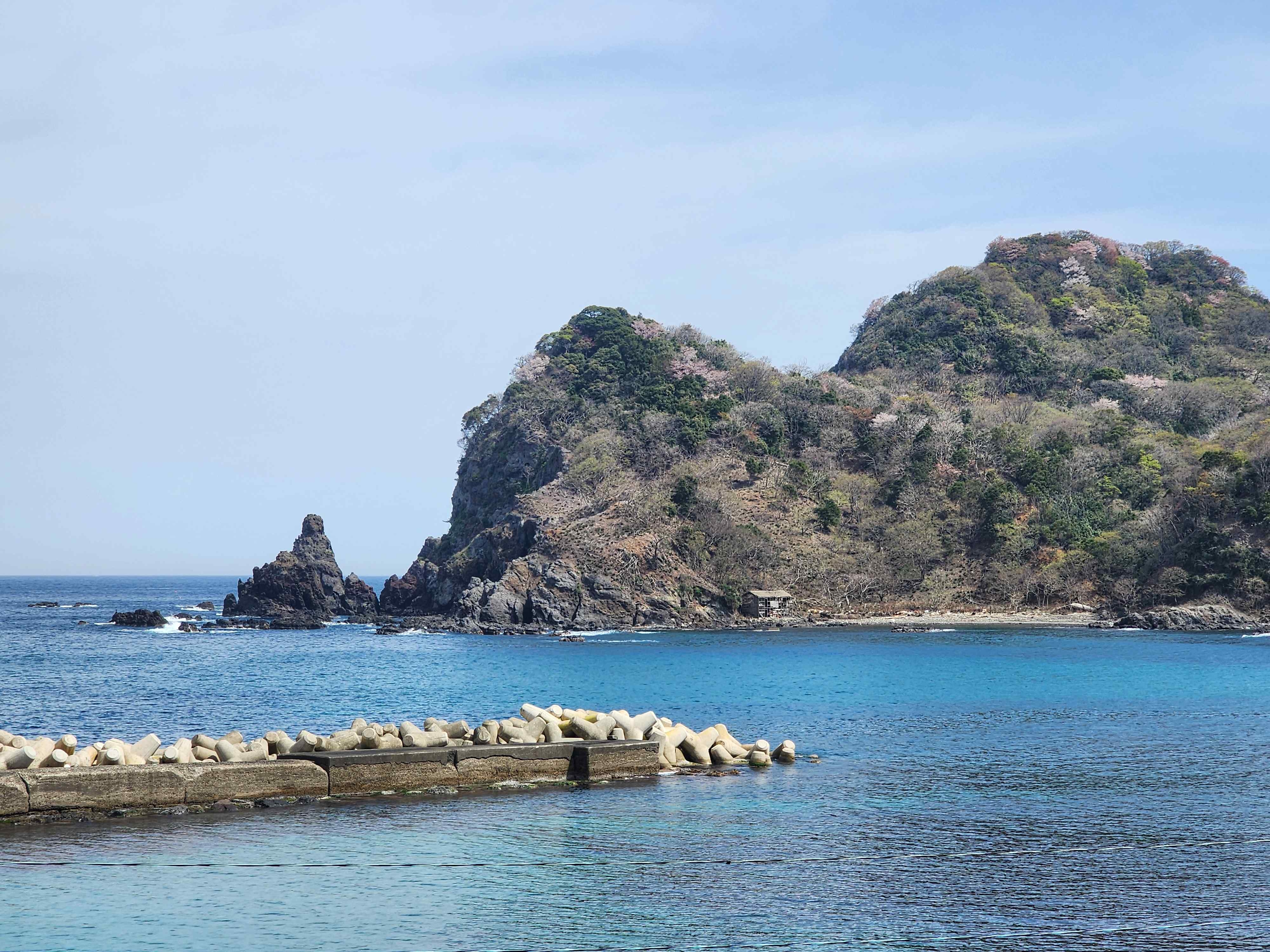 釜屋港から見る西の洞門方向