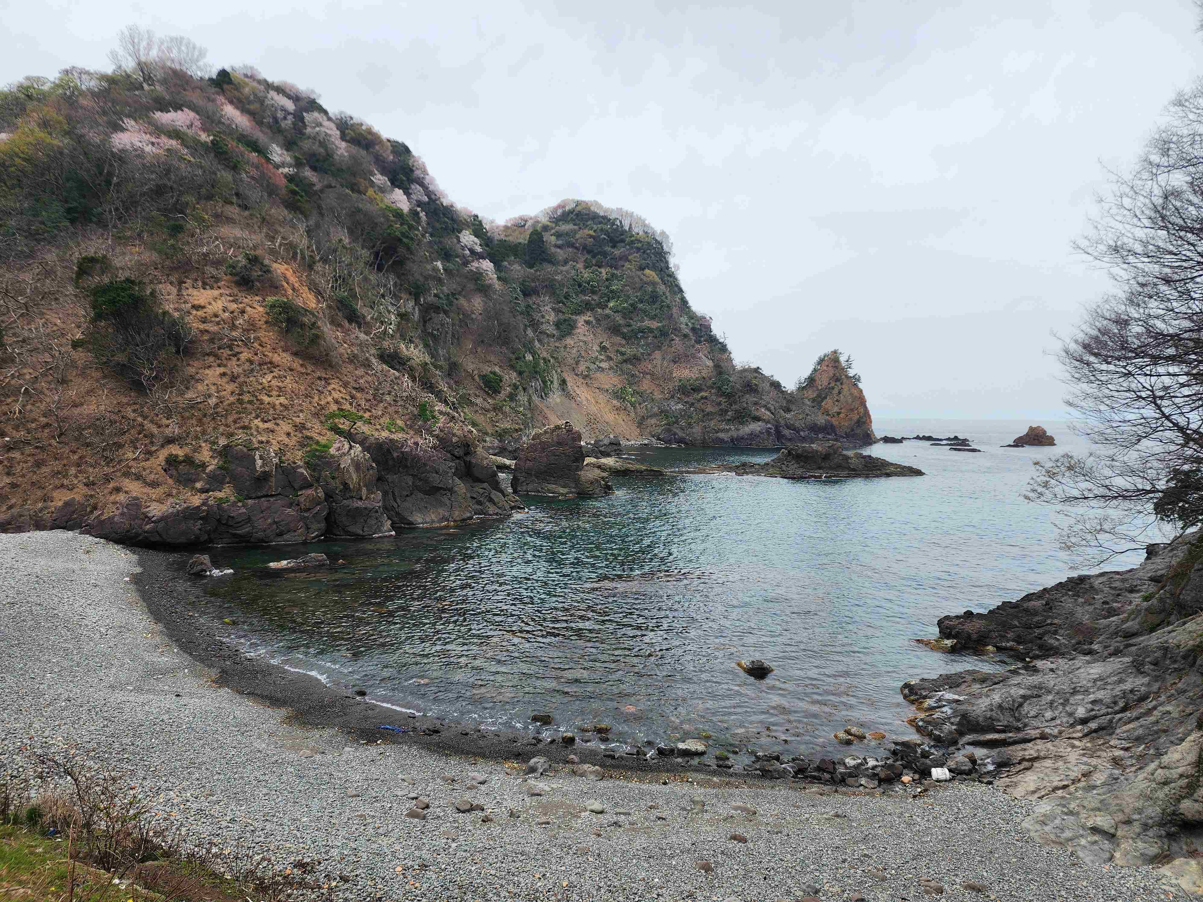 石ころ海岸の入江の様子