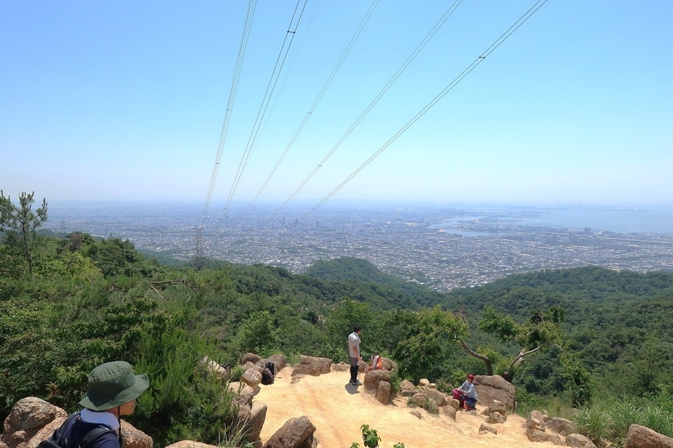 開けた展望地（風吹岩）で景色を楽しむ登山客たち