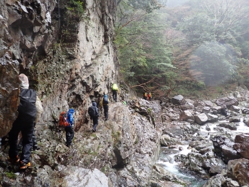 岩を削って作られた登山道