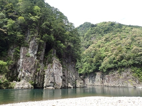 急峻な渓谷である瀞峡