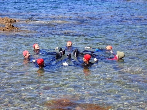 円陣になり水に浮いてみる