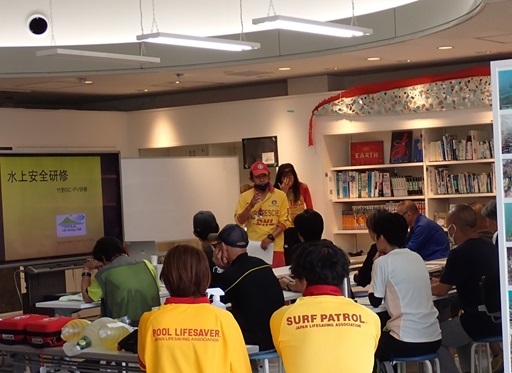 ライフセーバーさんから座学を受ける