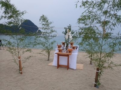 海に向かって設置された祭壇