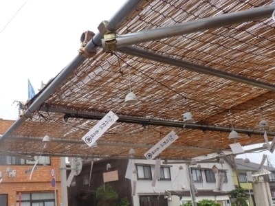 ミストシャワーに出石焼の風鈴が揺れる