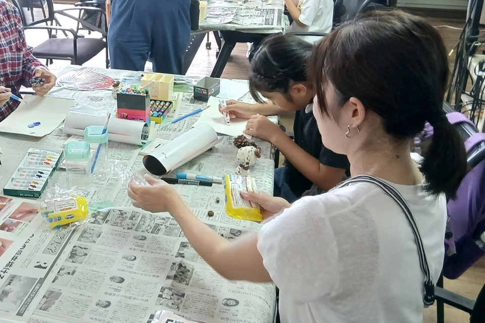 どんぐりや絵の具を使ったクラフト体験