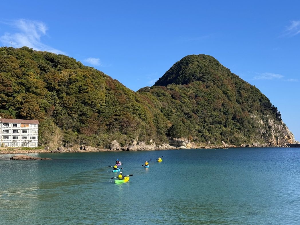 岩場に向けてカヌーが出発