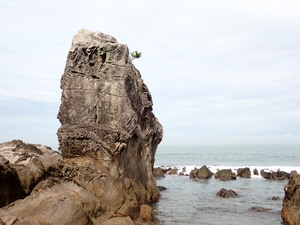 鈴島の裏手にある奇岩